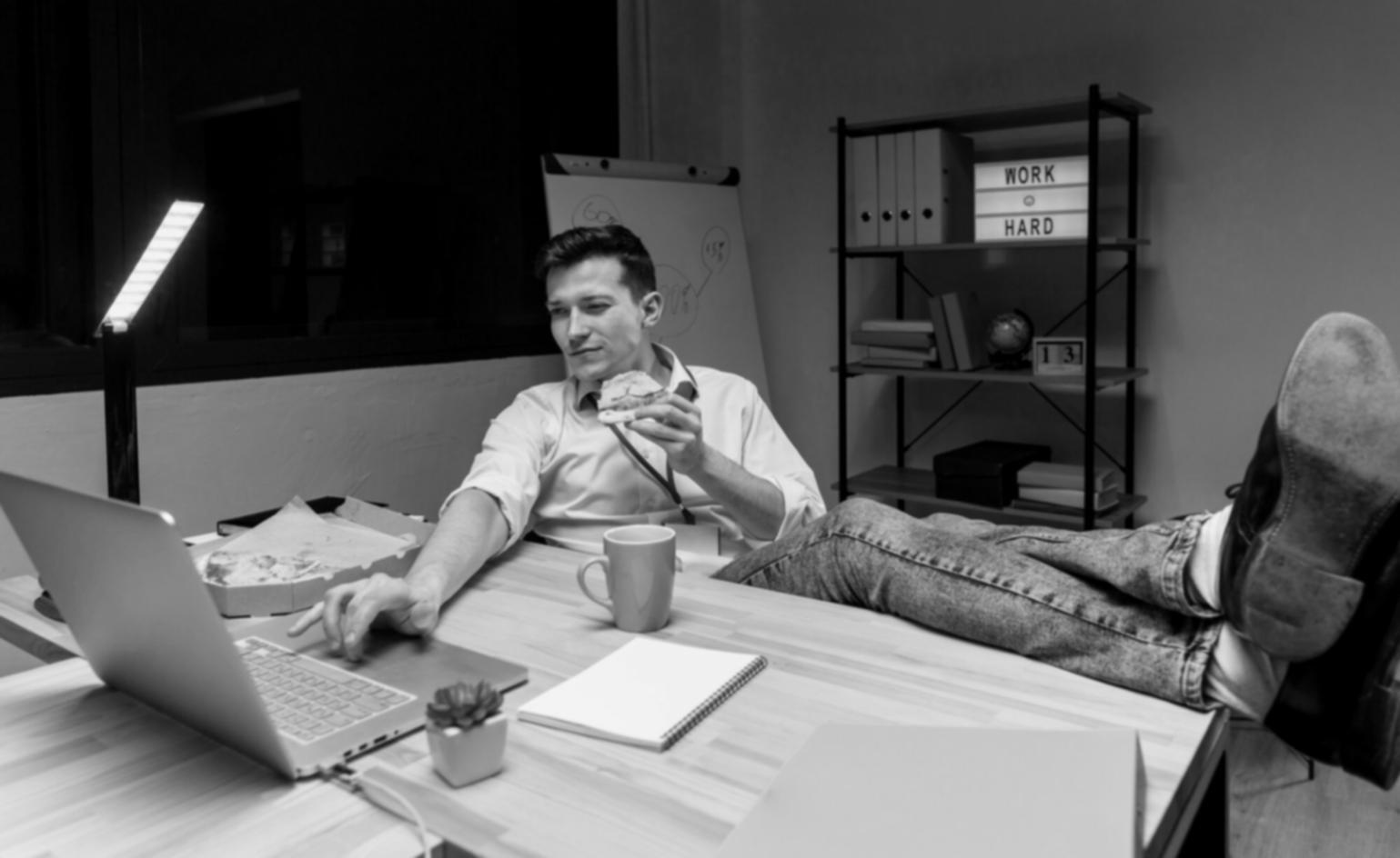 Tableau de planification financière avec notes et calculs