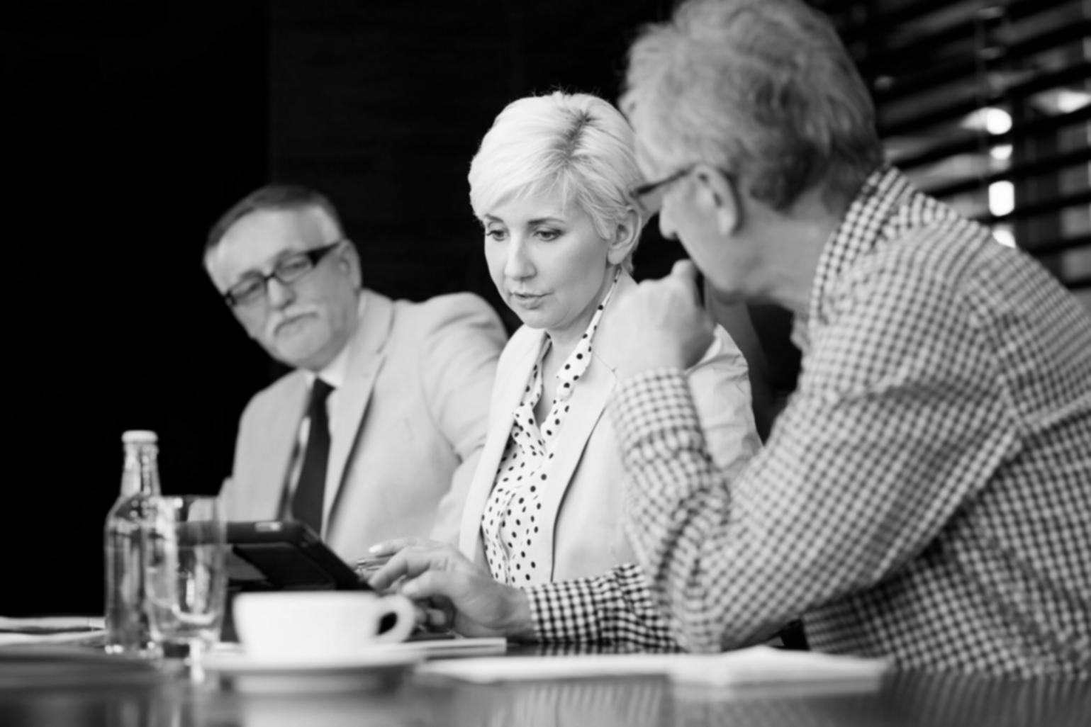 Interface d'un simulateur de budget familial montrant des graphiques de projection sur 15 ans